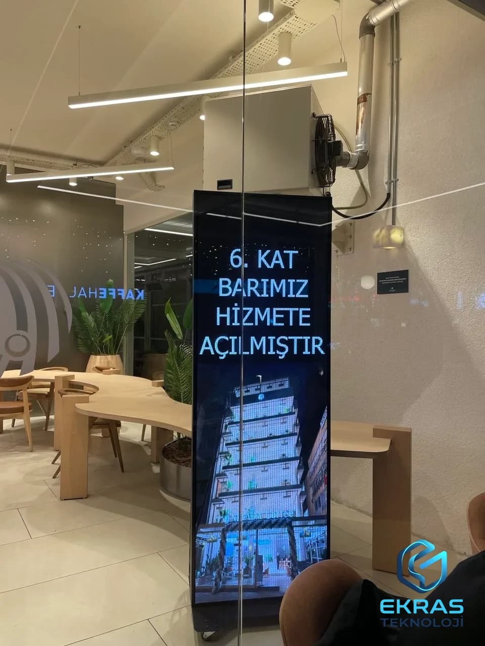 Kızılay Nevada Kafe içerisinde 192 x 64 cm P1.86 poster LED ekran uygulaması