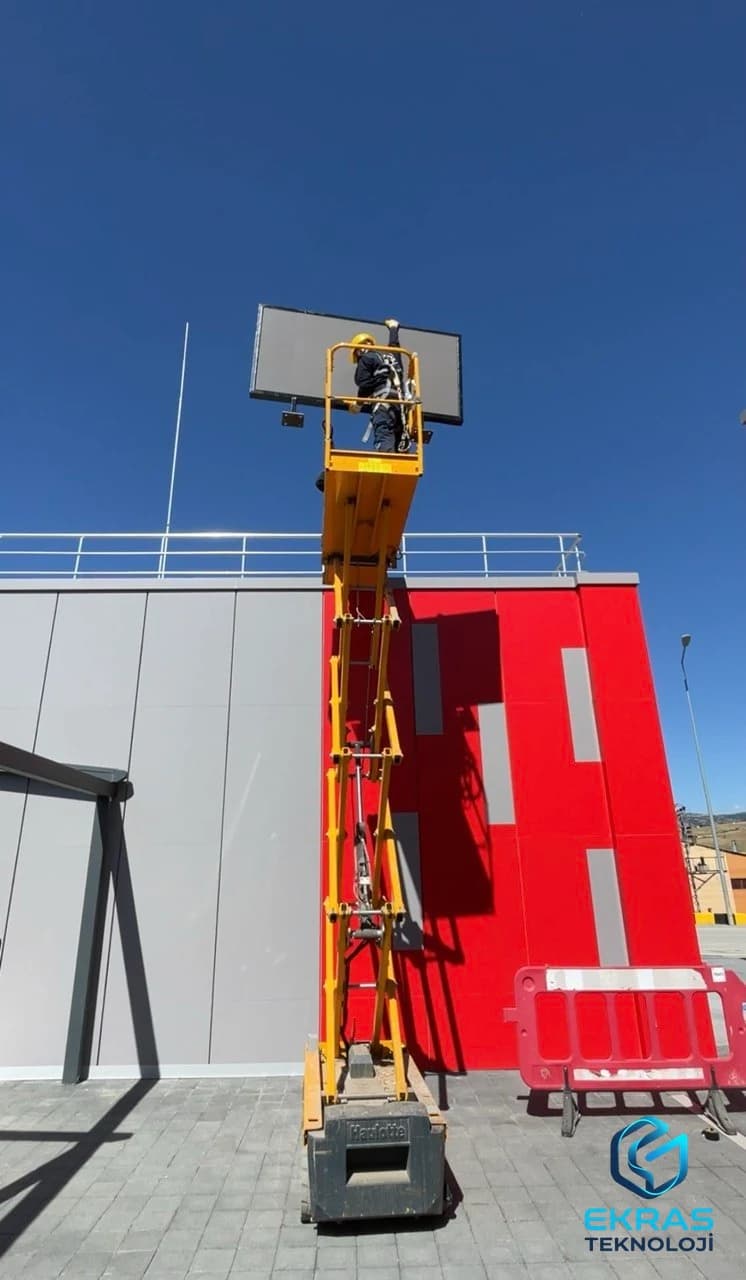 Dış mekan LED ekranda yükseltilmiş platformla yerinde çalışma