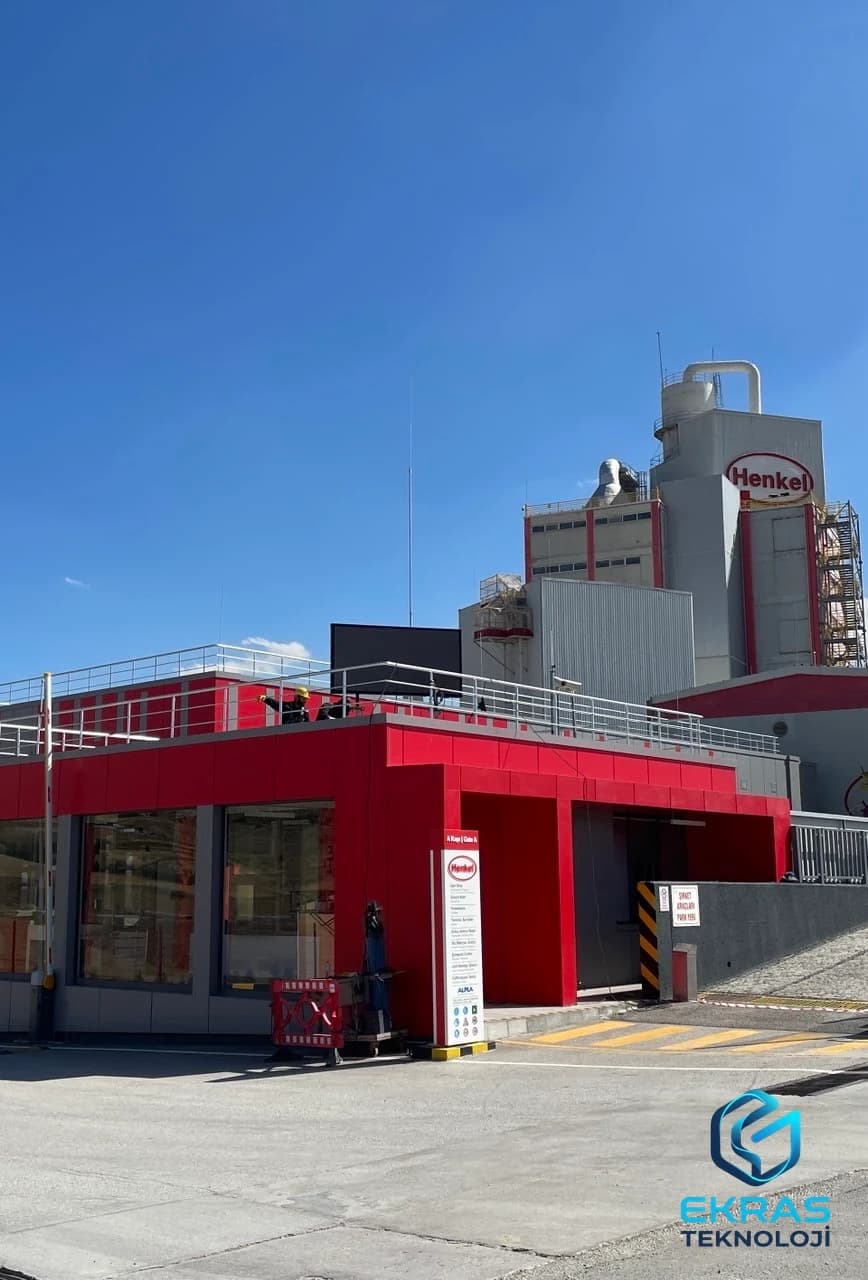 Henkel tesisinde dış mekan LED ekranın kurulum öncesi genel görünümü