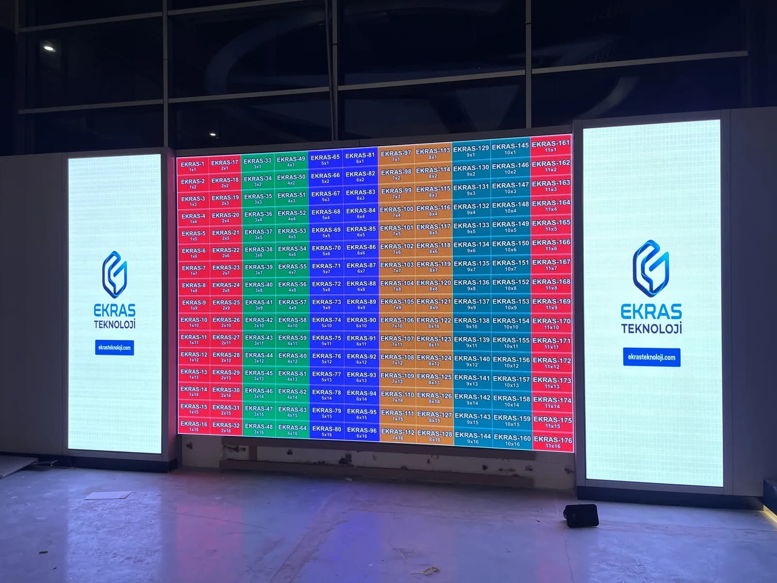 P1.86 iç mekan LED ekranda 11 x 16 modülün sütun ve satır numaralarını gösteren modül numaralandırma testi