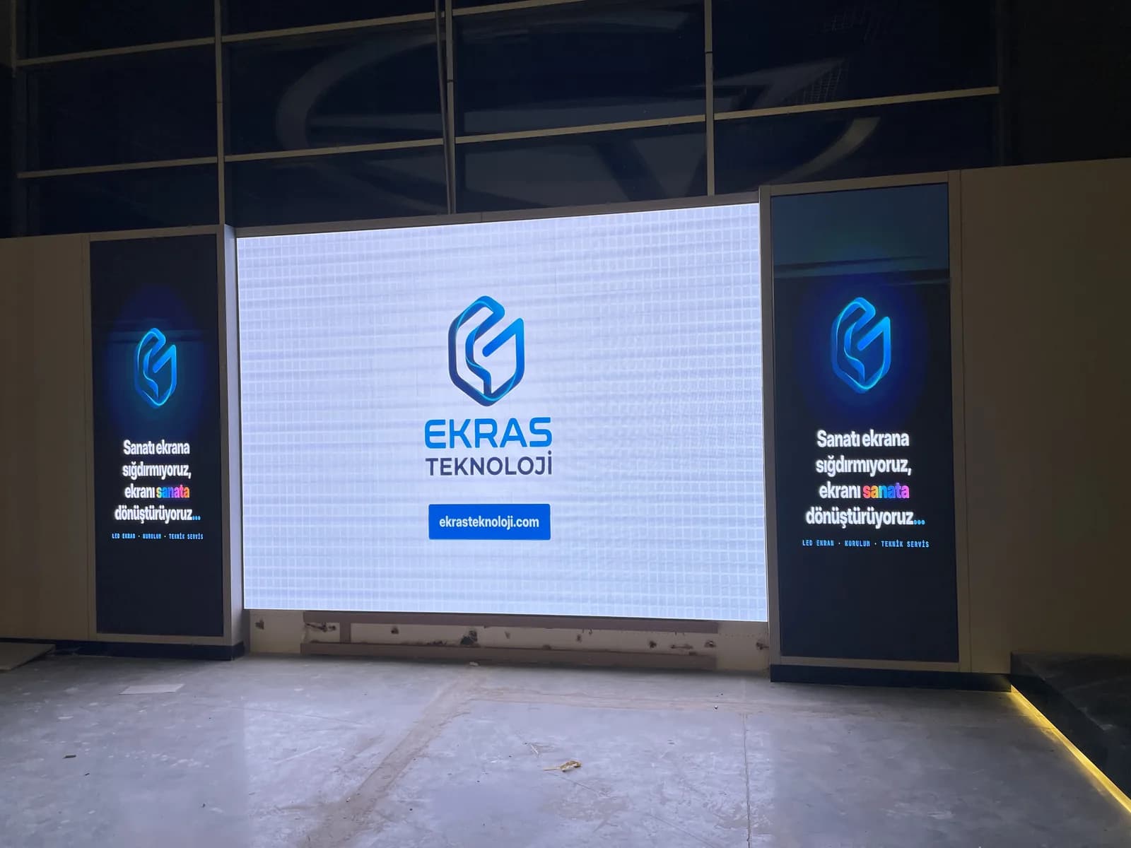 İpek Savunma showroom alanında orta ve iki dikey yan P1.86 iç mekan LED ekran