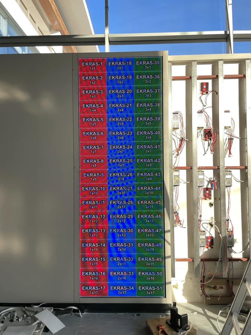Taşıyıcı üzerindeki güç kaynakları ve alıcı kartlarla LED ekranda modül testi