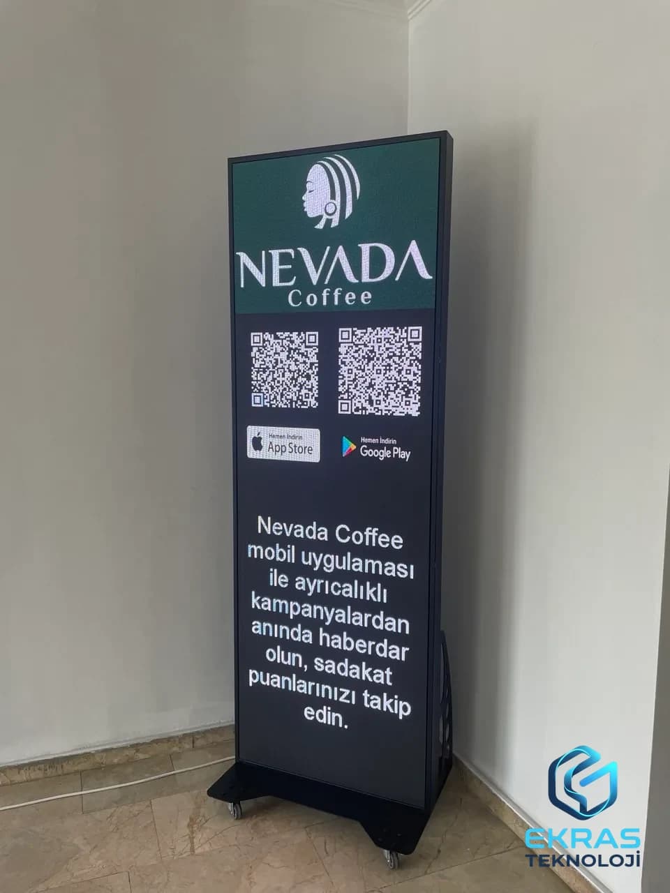 Nevada Kafe için ayaklı poster LED ekranın tam görünümü