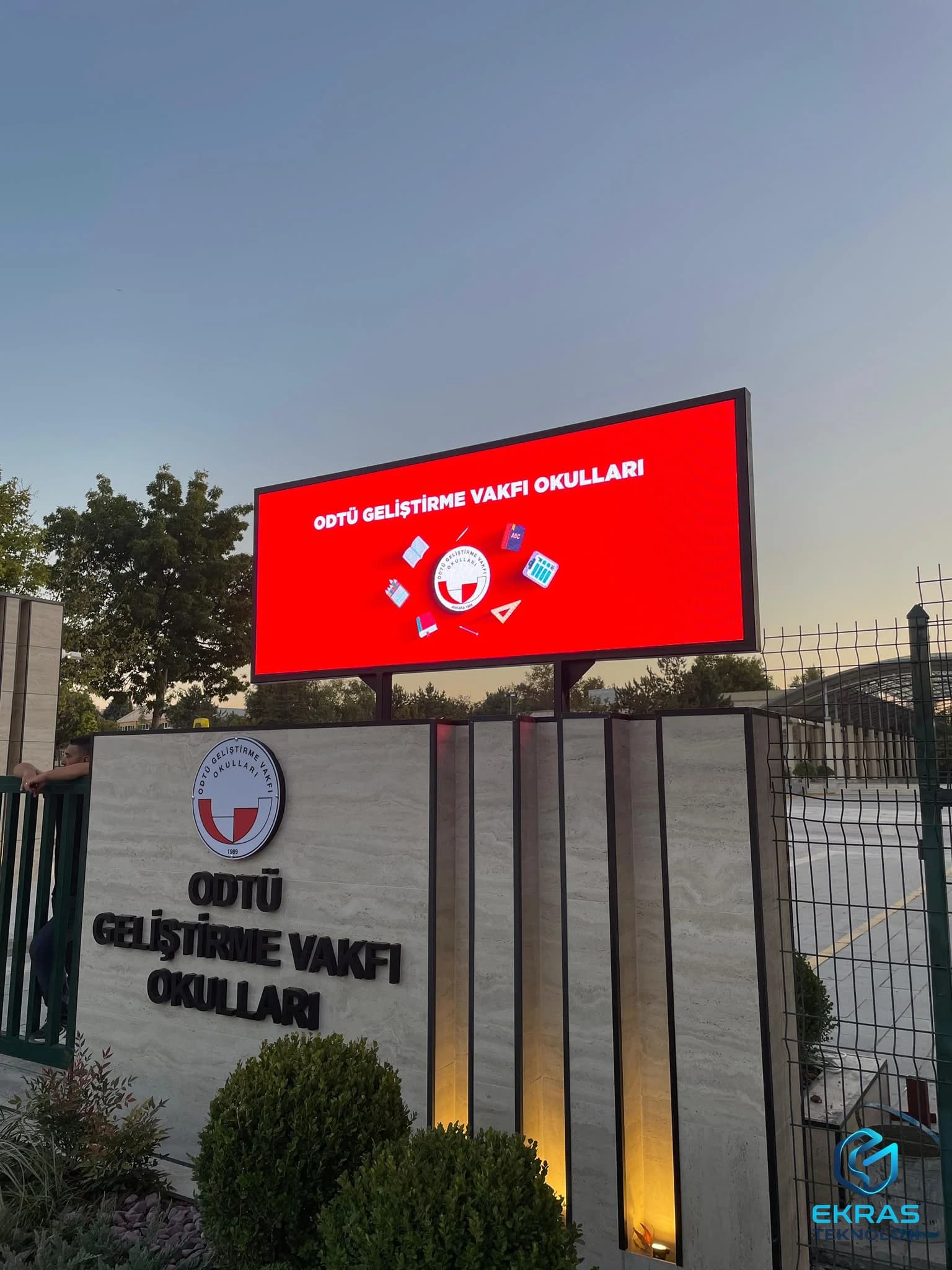 ODTÜ Geliştirme Vakfı Okulları P2.5 dış mekan LED ekranının çapraz açıdan görünümü
