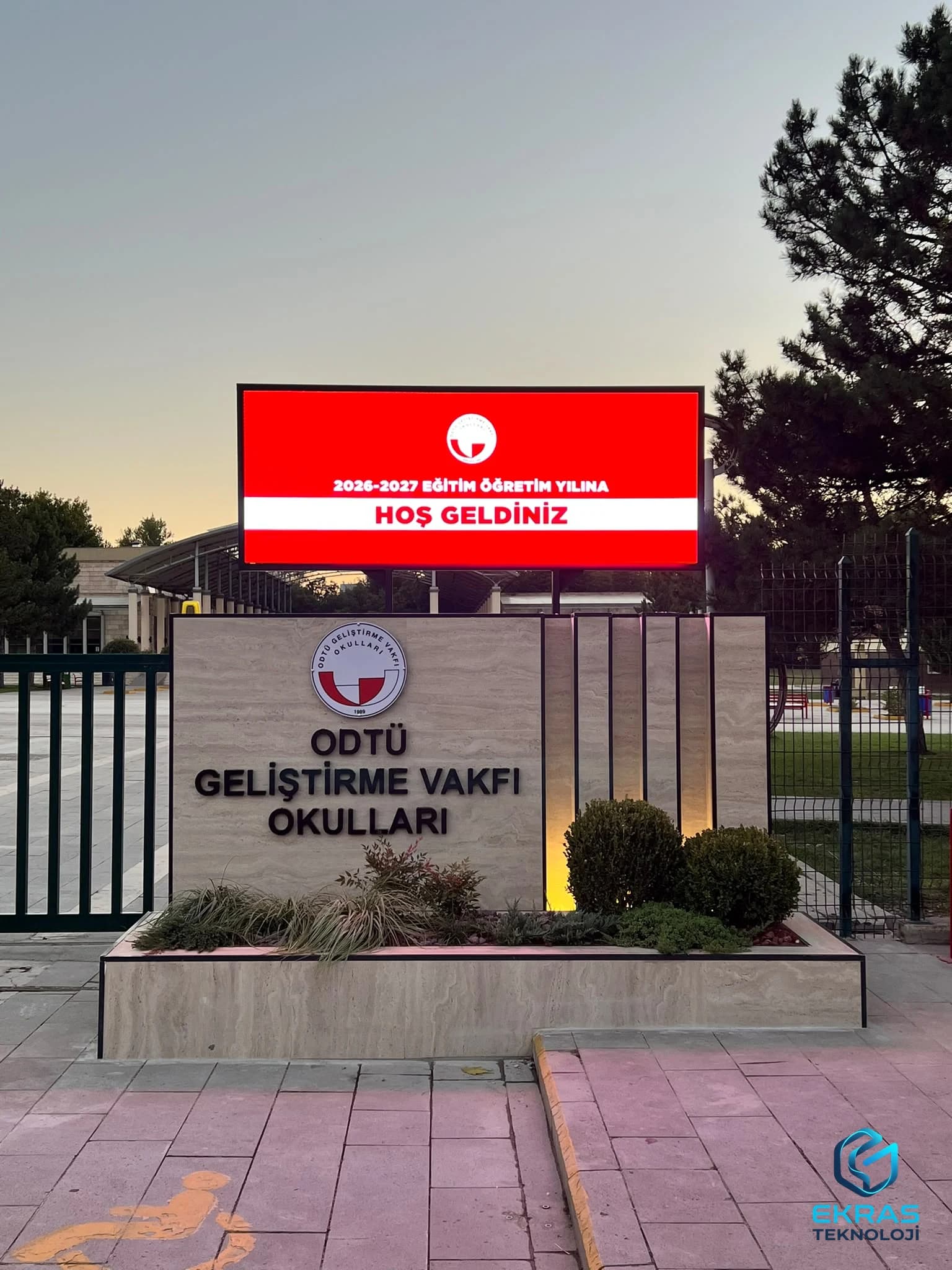 ODTÜ Geliştirme Vakfı Okulları girişindeki P2.5 dış mekan LED ekranın karşıdan görünümü