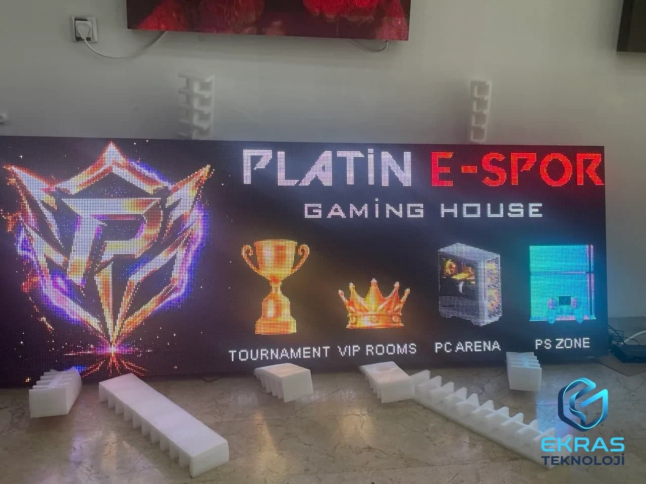 Platin E-Spor gaming house için P5 dış mekan LED ekran logo ve hizmet ikonları görünümü