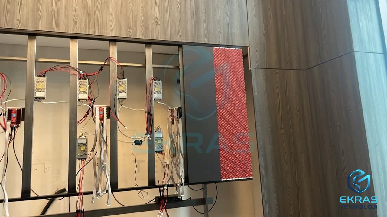 Safi Holding iç mekan LED ekran kurulum süreci